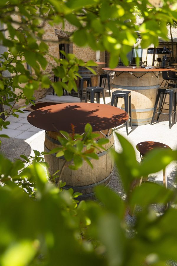 Plato concept votre plateau pour table tonneau sur la terrasse de votre restaurant
