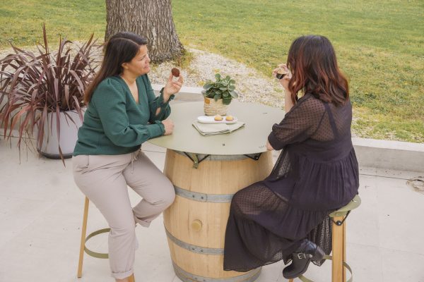 Plato concept - table tonneau et tabourets pour un moment convivial en terrasse